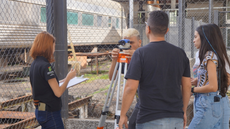 #pratodosverem: Imagem mostra grupo de alunos de Engenharia Ferroviária e Metroviária durante aula prática do curso superior do Campus Santos Dumont