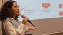 #pratodosverem: Imagem mostra aluna Stephany Cristina da Silva durante apresentação em seminário do NDF-MG