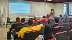 #pratodosverem: Imagem mostra pró-reitora de Extensão, Rosana Machado, conversando com servidores no Auditório do Campus Santos Dumont.