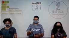 #pratodosverem: Imagem mostra alunos João Pedro, Dyego e Nicolle, do curso técnico em Eletrotécnica, apresentando o robô Walter 14. Eles estão em pé, de máscara, em frente ao robô, apresentado pelo Dyego. Atrás deles, há um cartaz com logomarcas do Instituto Federal, do robô Walter 14 e da equipe SaveBotcs.