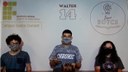 #pratodosverem: Imagem mostra alunos João Pedro, Dyego e Nicolle, do curso técnico em Eletrotécnica, apresentando o robô Walter 14. Eles estão em pé, de máscara, em frente ao robô, apresentado pelo Dyego. Atrás deles, há um cartaz com logomarcas do Instituto Federal, do robô Walter 14 e da equipe SaveBotcs.