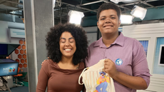 #pratodosverem: Imagem mostra repórter Letícia Damasceno ao lado do estudante Pietro em estúdio da TV Integração