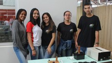 #pratodosverem: Imagem mostra cinco estudantes do Campus Santos Dumont apresentando o trabalho "Bobina de Tesla" durante edição da Feira de Ciências.