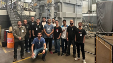 #pratodosverem: Imagem mostra grupo da visita à empresa Data com um transformador ao fundo.