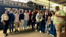 #pratodosverem: Imagem mostra participantes do I Fórum de Memória Ferroviária da Mantiqueira, com a locomotiva Zezé Leone ao fundo