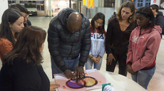 #pratodosverem: Imagem mostra estudantes do IF Sudeste MG conhecendo o trabalho desenvolvido para representar o Diagrama de Venn. O aluno Alan Moura está verificando as diferentes texturas dos materiais utilizados.