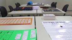 #pratodosverem: Imagem mostra jogos didáticos dispostos sobre mesas do Laboratório de Matemática do Campus Santos Dumont do IF Sudeste MG.