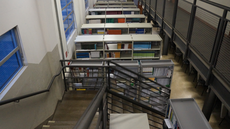 #pratodosverem: Imagem mostra ambiente interno da Biblioteca Acyr Loureiro Lima, do Campus Santos Dumont do IF Sudeste MG.