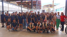 #pratodosverem: Imagem mostra estudantes e servidores que acompanharam a visita. Eles estão na área externa ao Laboratório de Manutenção Ferroviária do Campus Santos Dumont do IF Sudeste MG.