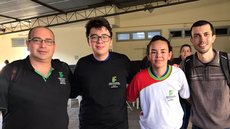 #pratodosverem: Imagem mostra professor Sandro Farias, alunos Marco Antônio Amorim e Maria Rita Pádua e professor Carlos Artur Leal durante etapa regional do JEMG em Cataguases.