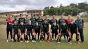 #pratodosverem: A imagem mostra o time de futebol do Campus Santos Dumont, com jogadores em pé e agachados, e à direita o professor de Educação Física Gustavo Pasqualini.