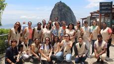 #pratodosverem: Imagem mostra grupo de viagem do curso técnico em Guia de Turismo. Ao fundo, aparece o Morro da Urca, no Rio de Janeiro. Foto: Leonardo Jardel.