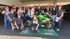 #pratodosverem: Imagem mostra grupo do IF Sudeste MG em visita a um dos boxes da Copa Potenza de Motovelocidade, para uma conversa com a piloto Fany Fontegno