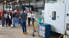 #pratodosverem: Imagem mostra estudantes do Partiu IF diante do Centro de Usinagem por CNC