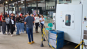 #pratodosverem: Imagem mostra estudantes do Partiu IF diante do Centro de Usinagem por CNC