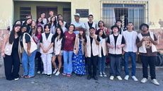 #pratodosverem: Imagem mostra estudantes do curso técnico em Guia de Turismo em frente ao Lar São Miguel da SSVP