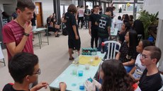 #pratodosverem: Imagem mostra estudantes interagindo a partir da apresentação de projetos na Feira de Ciências do Campus Santos Dumont.             