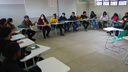 #pratodosverem: Imagem mostra roda de conversa, na turma de 2º ano do curso técnico em Eletrotécnica integrado ao Ensino Médio, liderada por profissionais do CAPS de Santos Dumont.