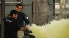 #pratodosverem: Imagem mostra simulação do uso de extintor orientada pelo técnico Igor Oliveira