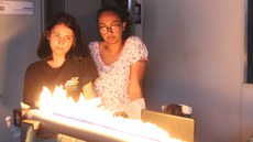 Alunas do Campus Santos Dumont conduzem experimento do Tubo de Rubens em 2018