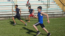 #pratodosverem: Imagem mostra competidores em corrida durante o I Festival de Atletismo do Campus Santos Dumont do IF Sudeste MG.