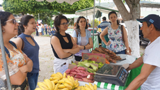 #pratodosverem: Imagem mostra então alunos da pós-graduação em Práticas Pedagógicas na Educação Contemporânea entrevistando produtor local, em barraca do evento "IF na Praça" em 2019.