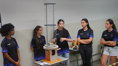 #pratodosverem: Imagem mostra estudantes apresentando projeto durante edição da Feira de Ciências do Campus Santos Dumont do IF Sudeste MG