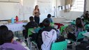 #pratodosverem: Imagem mostra professora Antônia durante atividade com estudantes em aula de Espanhol no Campus Santos Dumont