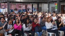 #pratodosverem: Imagem mostra estudantes e servidores do Campus Santos Dumont aplaudindo apresentação cultural de alunos                         