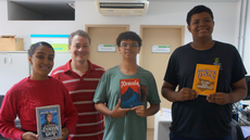 #pratodosverem: Imagem mostra estudantes Cassiane Vitória dos Santos, João Victor da Silva Souza e Pietro Aparecido Mendes Mateus, premiados com livros, e professor Márcio Delgado