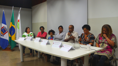 #pratodosverem: Imagem mostra griots e griottes sentados à mesa em auditório do IF Sudeste MG. Eles partilharam experiências e vivências de suas comunidades quilombolas durante a I Semana do Livro e da Biblioteca em Santos Dumont.