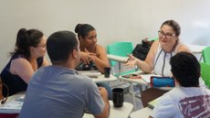 #pratodosverem: Imagem mostra cinco estudantes da pós-graduação em Práticas Pedagógicas na Educação Contemporânea. Eles estão sentados, em disposição circular, e debatem sobre uma atividade proposta durante uma aula no IF Sudeste MG.