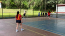 #pratodosverem: Imagem mostra alunas jogando handebol em quadra poliesportiva.