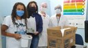 #pratodosverem: Bolsistas Stéphany Carvalho e Bianca Castro entregam protetores faciais a funcionárias do Hospital de Misericórdia de Santos Dumont. Foto: projeto IFight