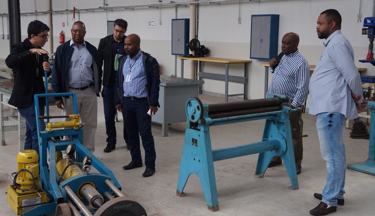 pratodosverem Imagem mostra professores do IF Sudeste MG explicando funcionamento de equipamentos do Campus Santos Dumont a representantes da CFM.jpg