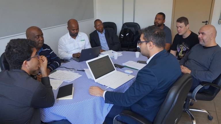 pratodosverem Imagem mostra representantes da CFM e servidores do IF Sudeste MG sentados à mesa de reunião.jpg