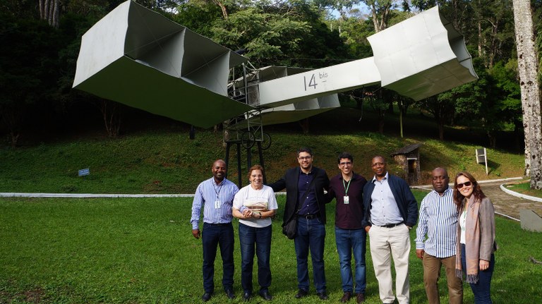 pratodosverem Imagem mostra representantes da CFM, servidores do IF Sudeste MG e a diretora da Fundação Casa de Cabangu, Mônica Castello Branco, em frente a uma réplica do avião 14-Bis no Museu de Cabangu.jpg