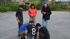 #pratodosverem: Imagem mostra mutirão na quadra poliesportiva do Bairro Boa Vista, com a presença de estudantes e servidores do IF Sudeste MG