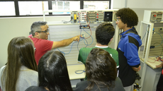 #pratodosverem: Imagem mostra aula prática no Laboratório de Hidráulica e Pneumática do IF Sudeste MG