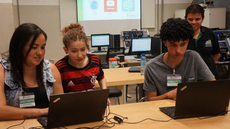#pratodosverem: Imagem mostra registro da primeira oficina no Laboratório IFMaker, sobre prototipagem. Aparecem participantes e ministrantes da oficina, trabalhando em laptops que estão posicionados sobre uma das bancadas do laboratório.
