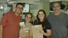 #pratodosverem: Imagem mostra professores Tiago Fávero e Danielle Uchôa, aluna Emmily Andrade e professor Sandro Farias em premiação do III Concurso de Redação do Rotary Club de Santos Dumont