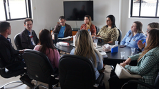 #pratodosverem: Imagem mostra servidores do IF Sudeste MG conversando com representantes da Prefeitura Municipal. Eles estão sentados em torno de uma mesa com formato oval.