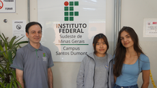 #pratodosverem: Imagem mostra coordenador de Extensão,Pesquisa, Pós-Graduação e Inovação, Benedito Carvalho, intercambista Jenna, de Taiwan, e aluna Raquel Braz, do IF