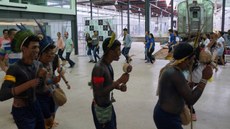 #pratodosverem: Imagem mostra nativos Kariri-Xocó conduzindo toré - canto e dança - com a participação do público