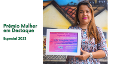 #pratodosverem: Imagem mostra professora Lívia Meneguitte Ávila segurando a placa relativa ao Prêmio "Mulher em Destaque - Especial 2023", concedido pelo Jornal do Povo.