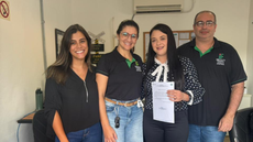 #pratodosverem: Imagem mostra coordenadora de Registros Acadêmicos do Campus Santos Dumont, Mariana Rodrigues, diretora de Ensino em exercício, Maria Cristina Lima, formanda Valquíria Carvalho e diretor-geral, Sandro Farias