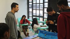 #pratodosverem: A imagem mostra o estudante Dener Ribeiro, da Licenciatura em Matemática, desenvolvendo atividades a partir de jogos com estudantes do Colégio São José (Pibid)