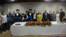 #pratodosverem: Imagem mostra profissionais homenageados, formandos e componentes da mesa de honra da sessão solene de colação de grau.