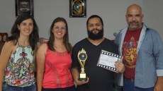 #pratodosverem: Imagem mostra professoras Priscila Guedes e Simone Muller, cineasta João Rabello e diretor-geral, professor André Diniz, durante premiação do filme "Fortunato", em festival do Cine IF na Câmara Municipal de Santos Dumont