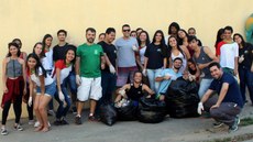 #pratodosverem: Imagem mostra alunos, então no terceiro ano de cursos integrados no Campus Santos Dumont, e professores Gustavo Pasqualini e Guilherme Silveira após atividade de "plogging"